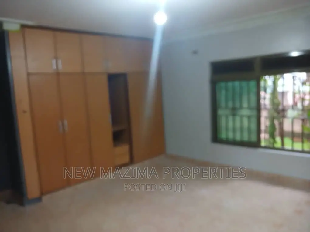 3bdrm Bungalow in Seguku Ntebe Rd, Division A for sale