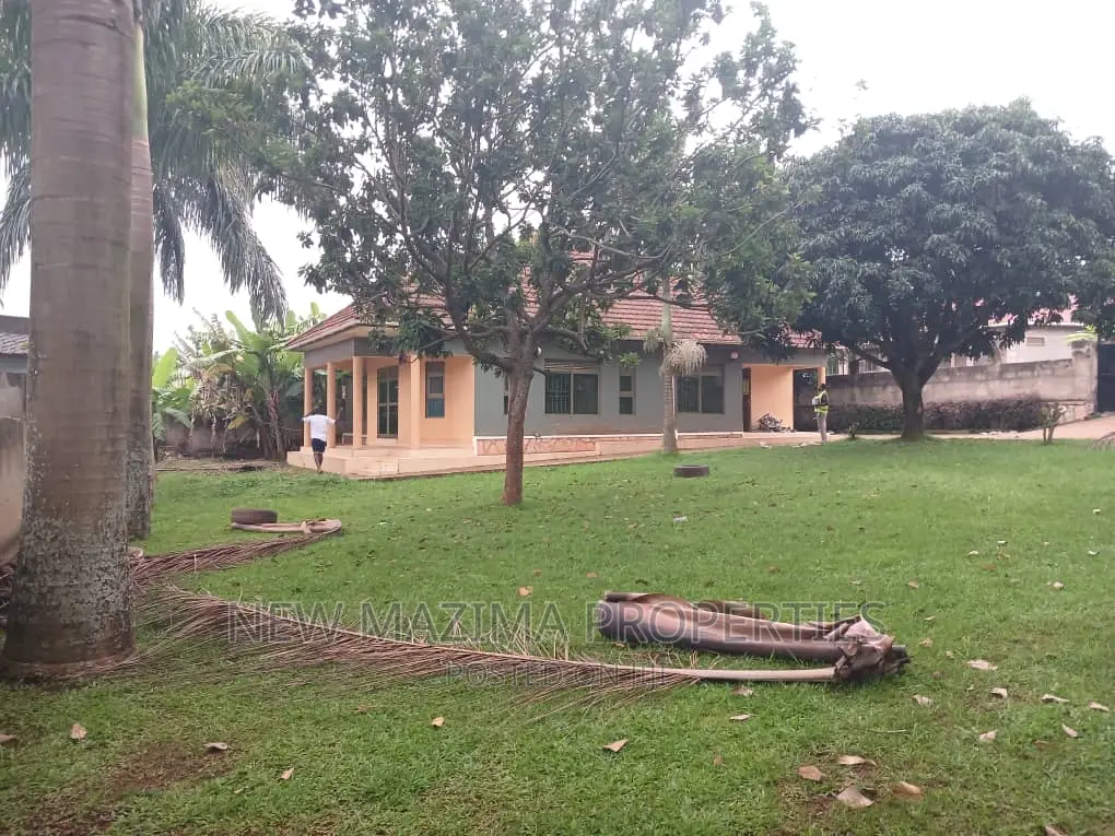 3bdrm Bungalow in Seguku Ntebe Rd, Division A for sale