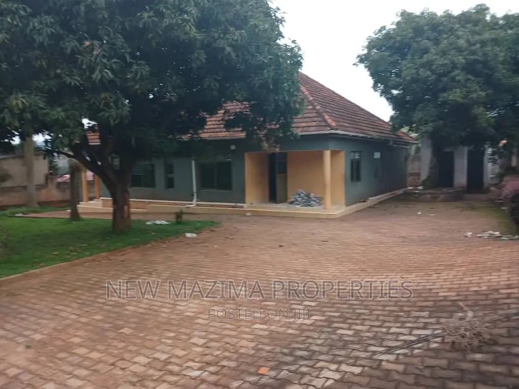 3bdrm Bungalow in Seguku Ntebe Rd, Division A for sale