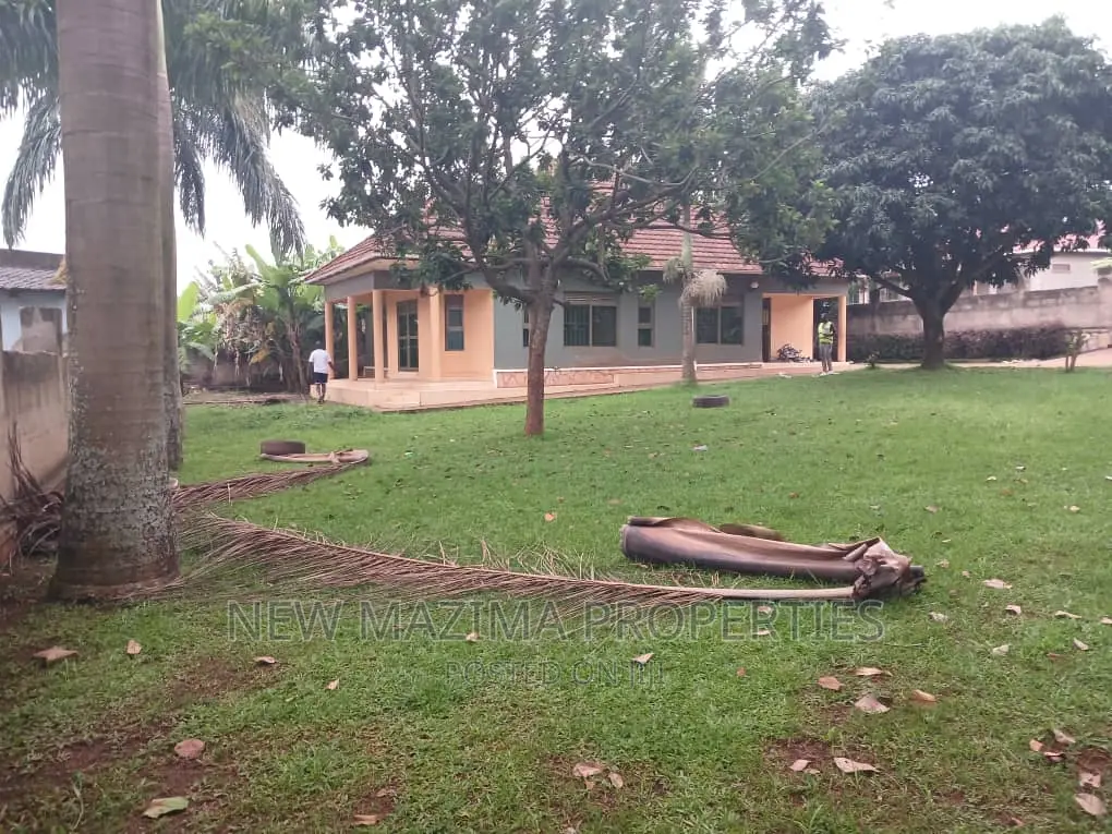 3bdrm Bungalow in Seguku Ntebe Rd, Division A for sale