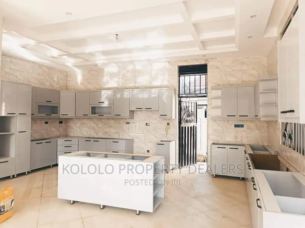 7bdrm Mansion in Kira, Central Division for sale