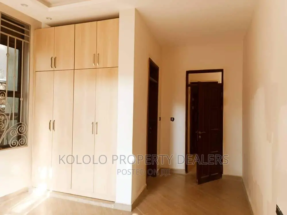 7bdrm Mansion in Kira, Central Division for sale