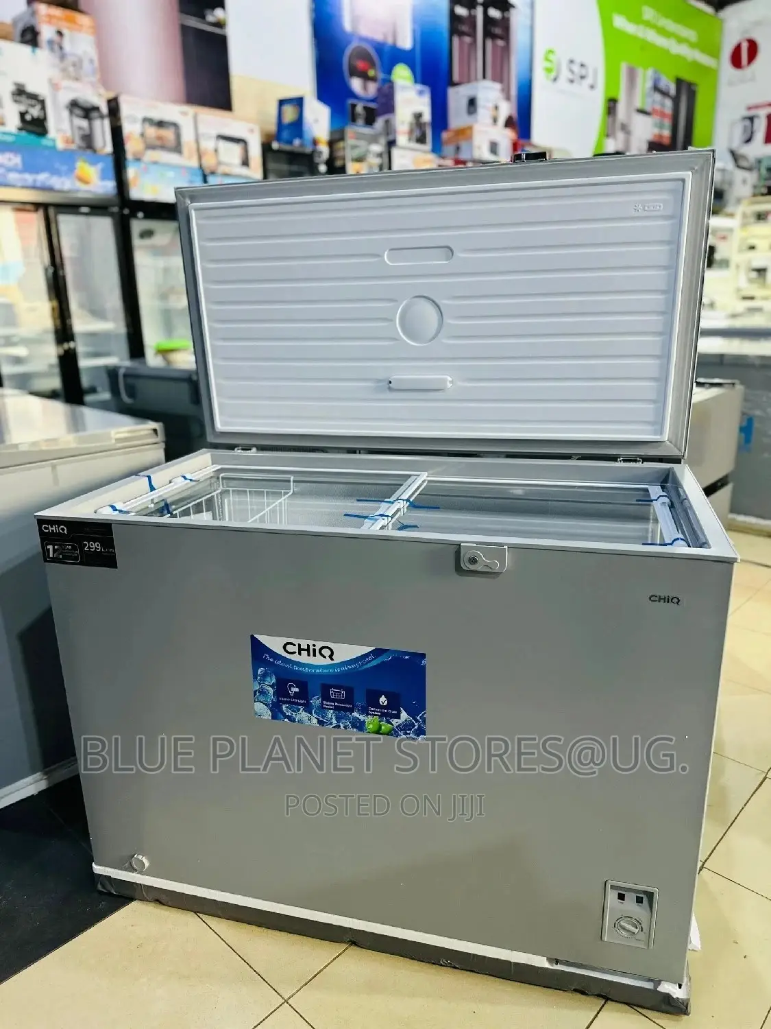 Chiq 380litres Chest/Deep Freezers \\ Gray \\ Ccf381