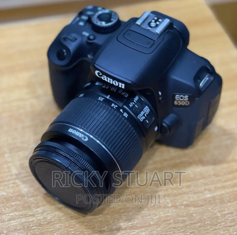 Canon EOS 650D WTH 18-55mm F/3.5-5.6 Is II Lens Kit)