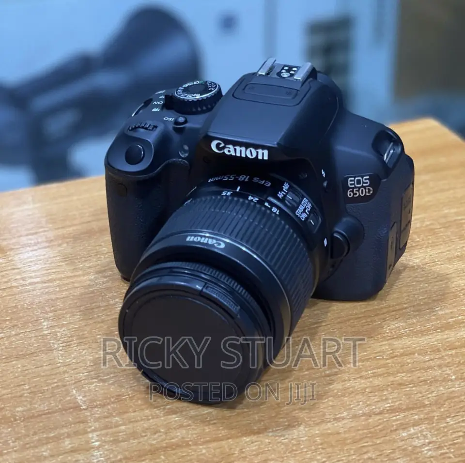 Canon EOS 650D WTH 18-55mm F/3.5-5.6 Is II Lens Kit)