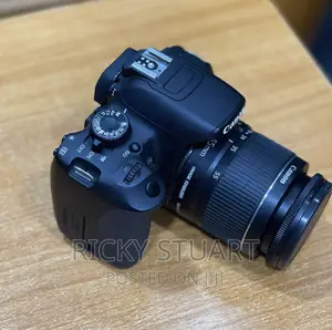 Canon EOS 650D WTH 18-55mm F/3.5-5.6 Is II Lens Kit)