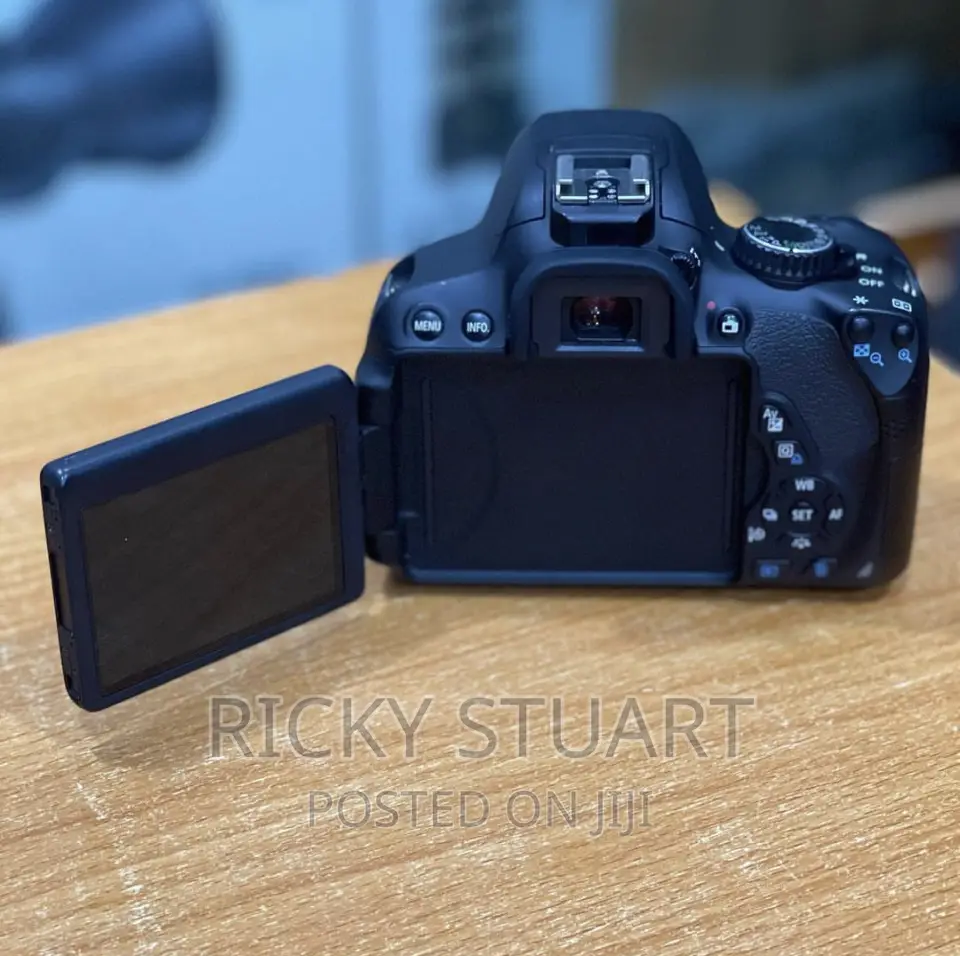 Canon EOS 650D WTH 18-55mm F/3.5-5.6 Is II Lens Kit)