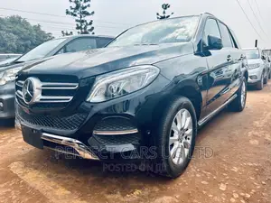 Photo - Mercedes-Benz GLE-Class GLE 350d 4MATIC 2017 Black