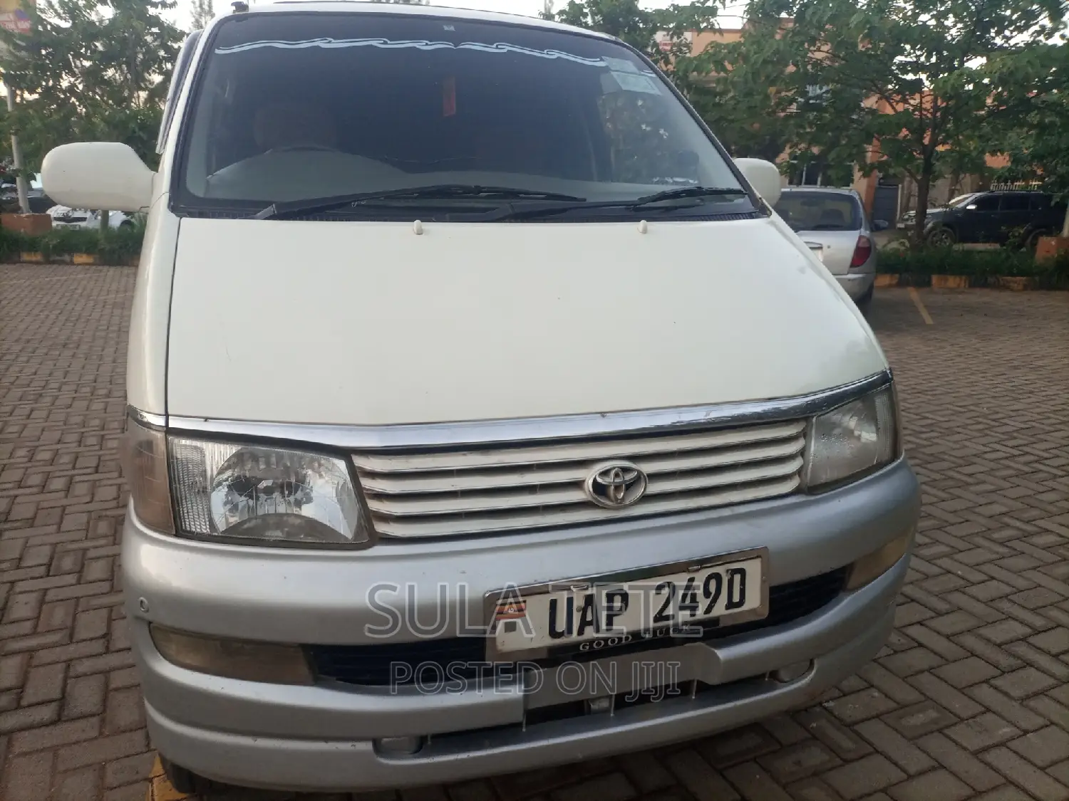 Toyota Regius 1999 White