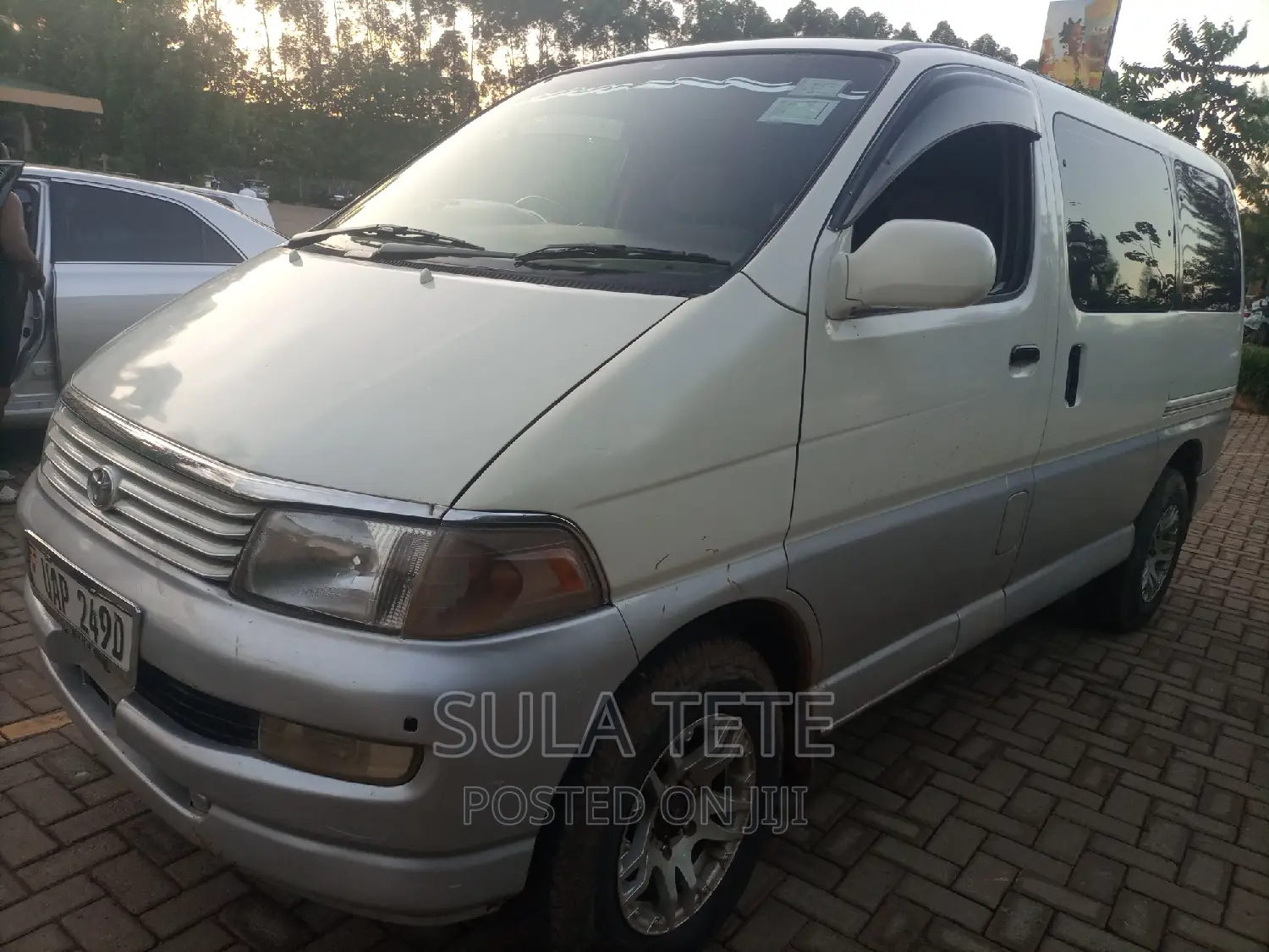 Toyota Regius 1999 White