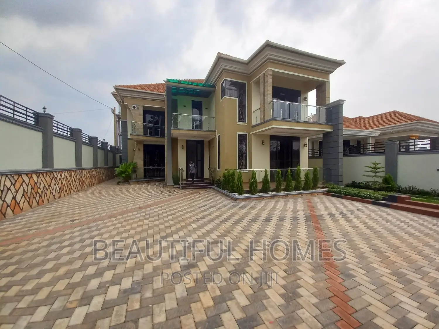 Furnished 6bdrm Duplex in Kira for sale