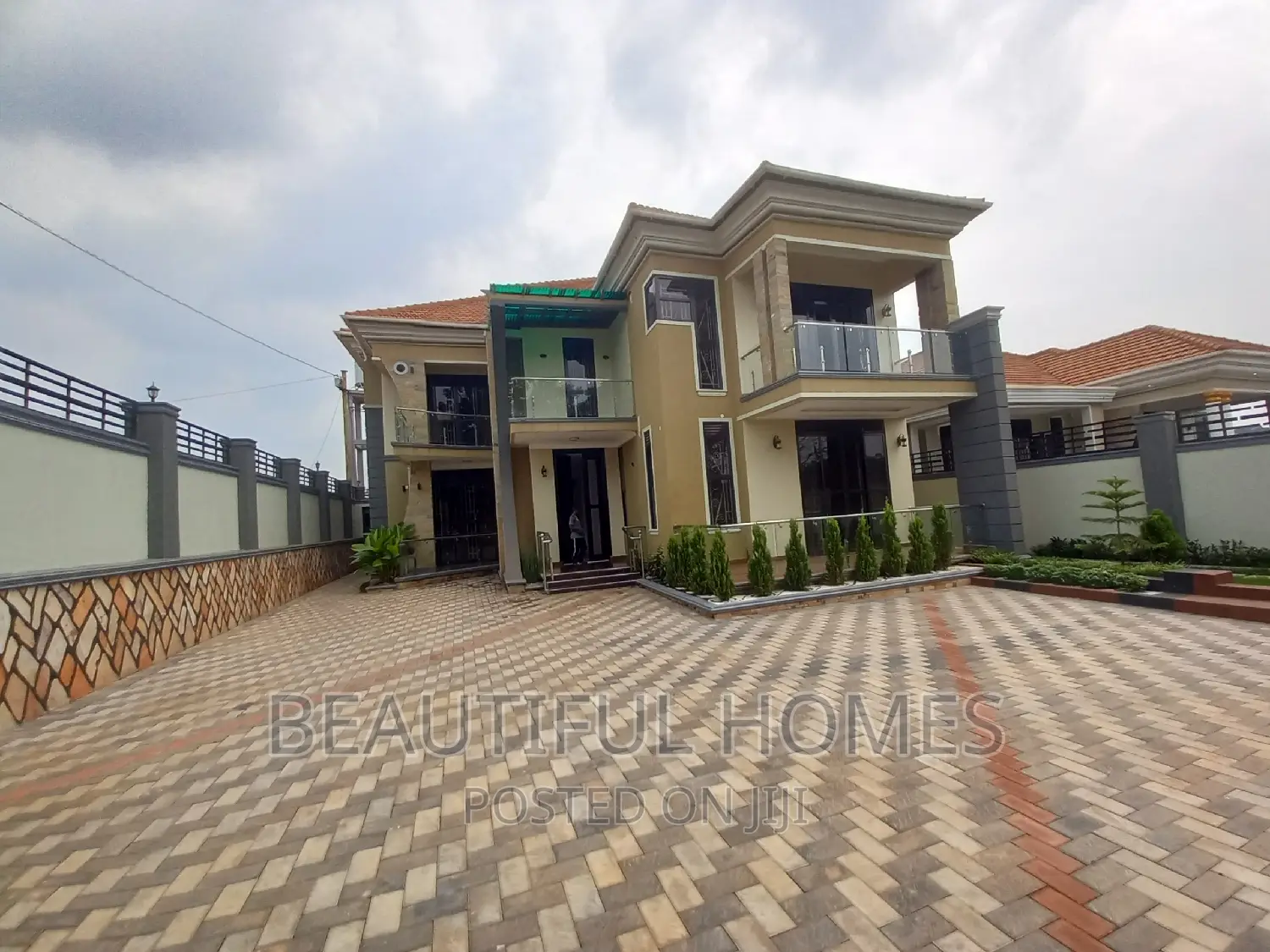 Furnished 6bdrm Duplex in Kira for sale
