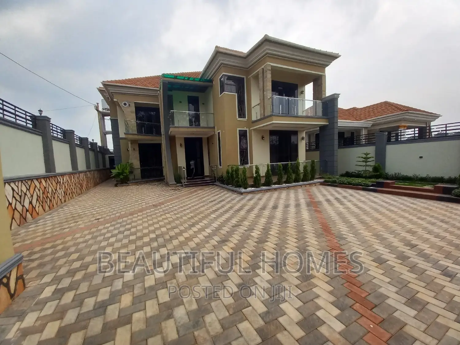 Furnished 6bdrm Duplex in Kira for sale