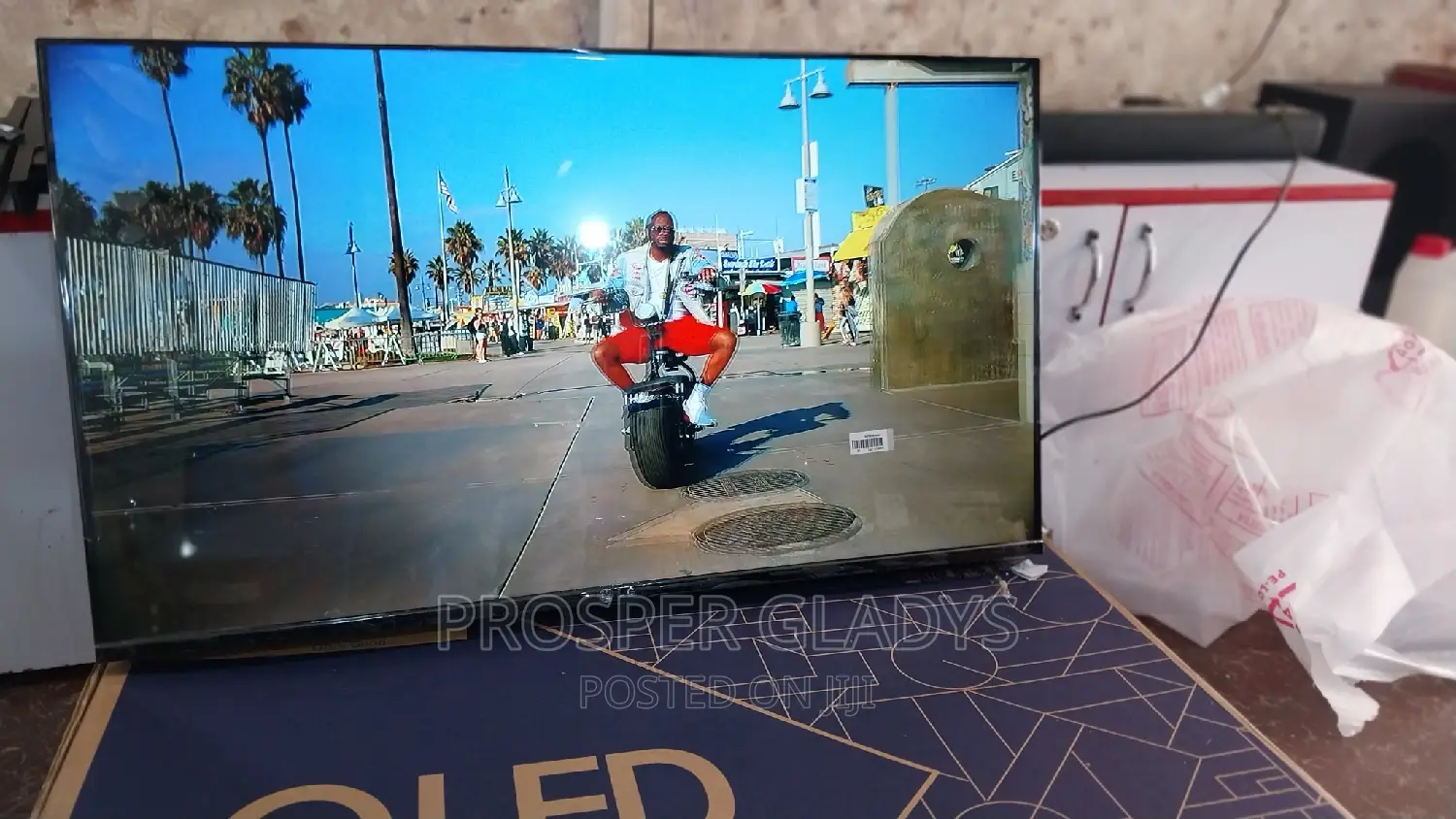 43 Inches Led Lg Digital Flat Screen With Inbuilt Free Air