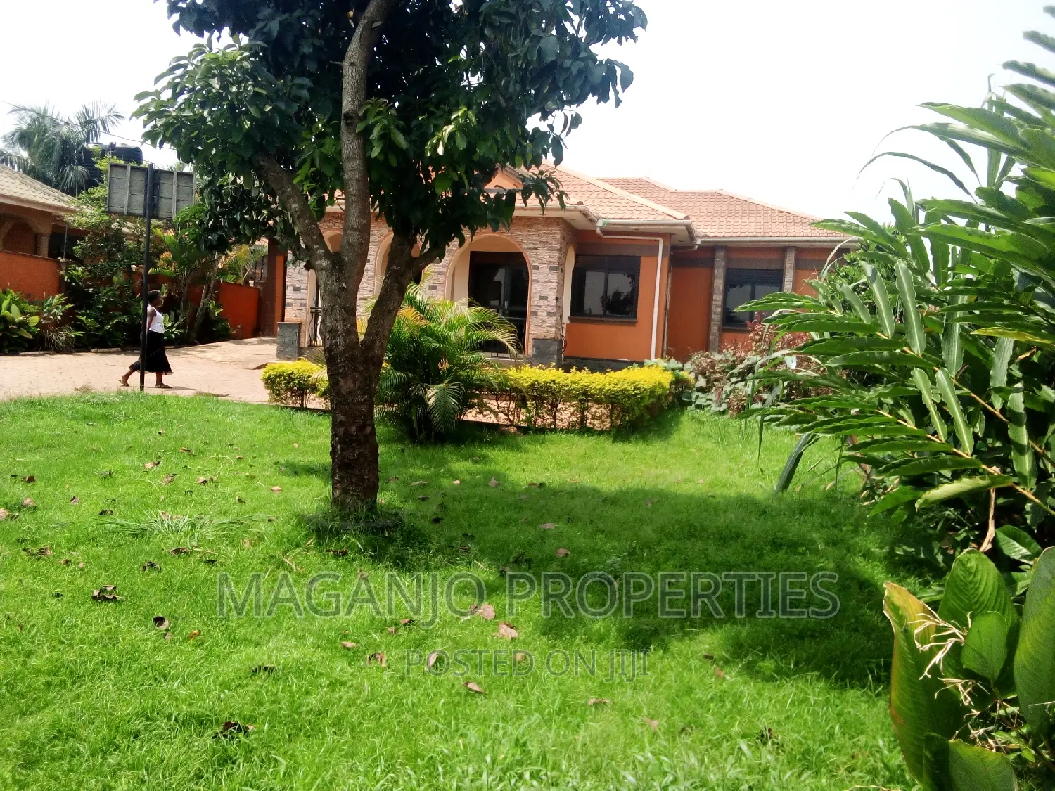 4bdrm Bungalow in Kira for rent
