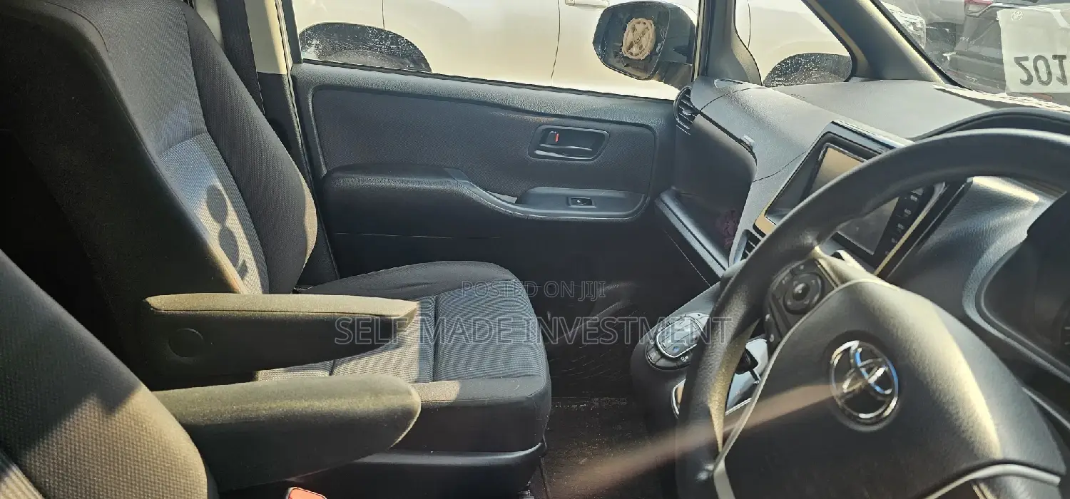 Toyota Noah 2015 Silver