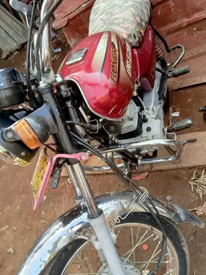 Bajaj Avenger 180 2023 Red