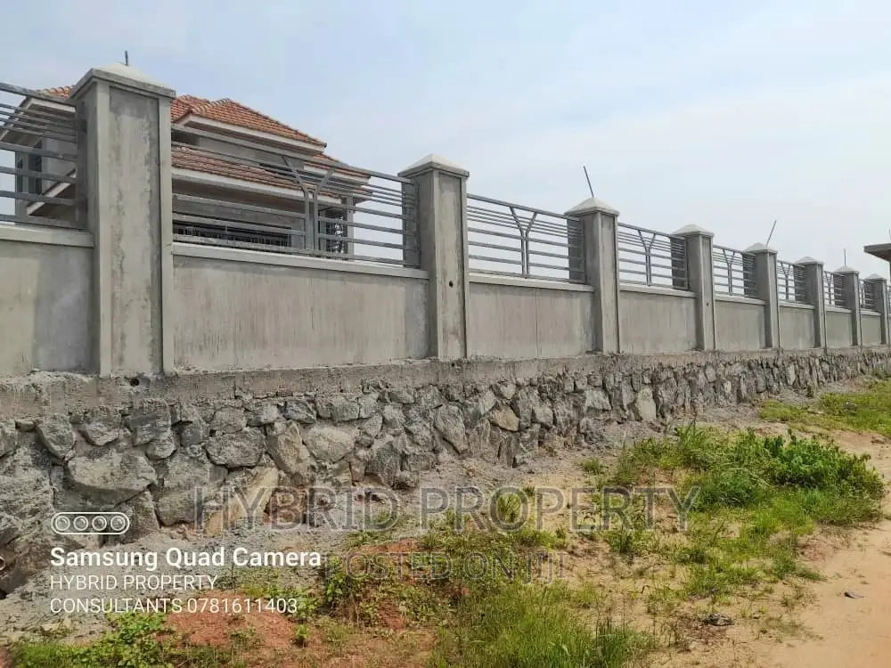 6bdrm Mansion in Nsangi~Katereke for sale