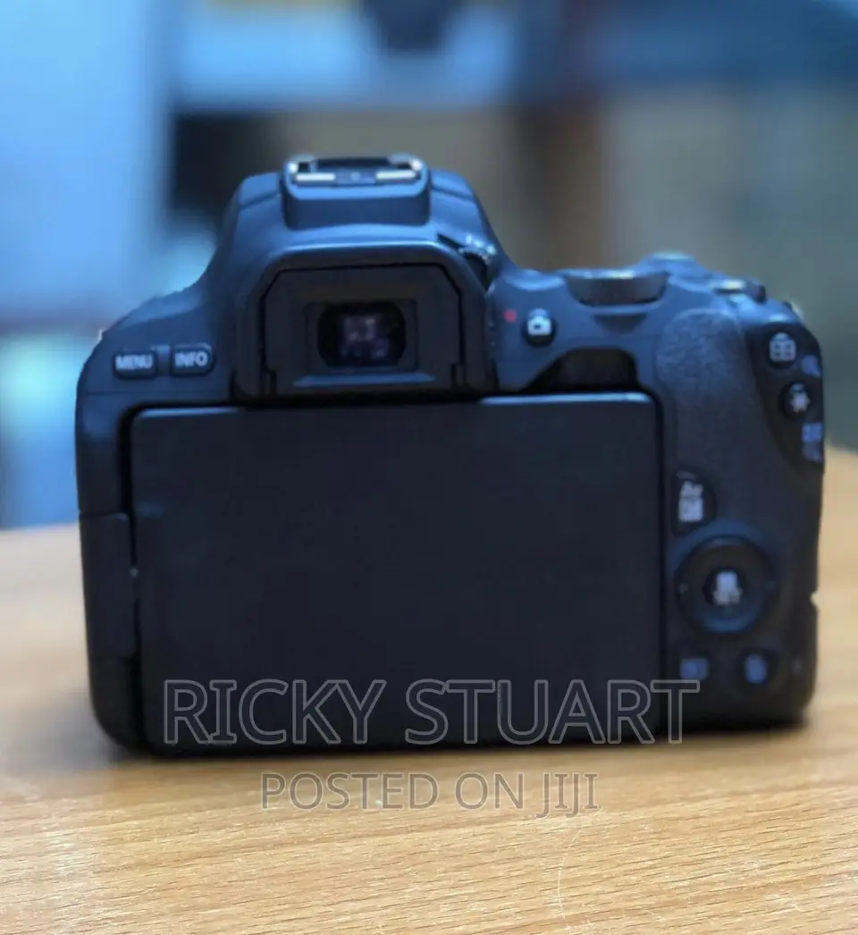 Canon EOS 200D 24.1MP WTH EF-S 18-55mm Lens