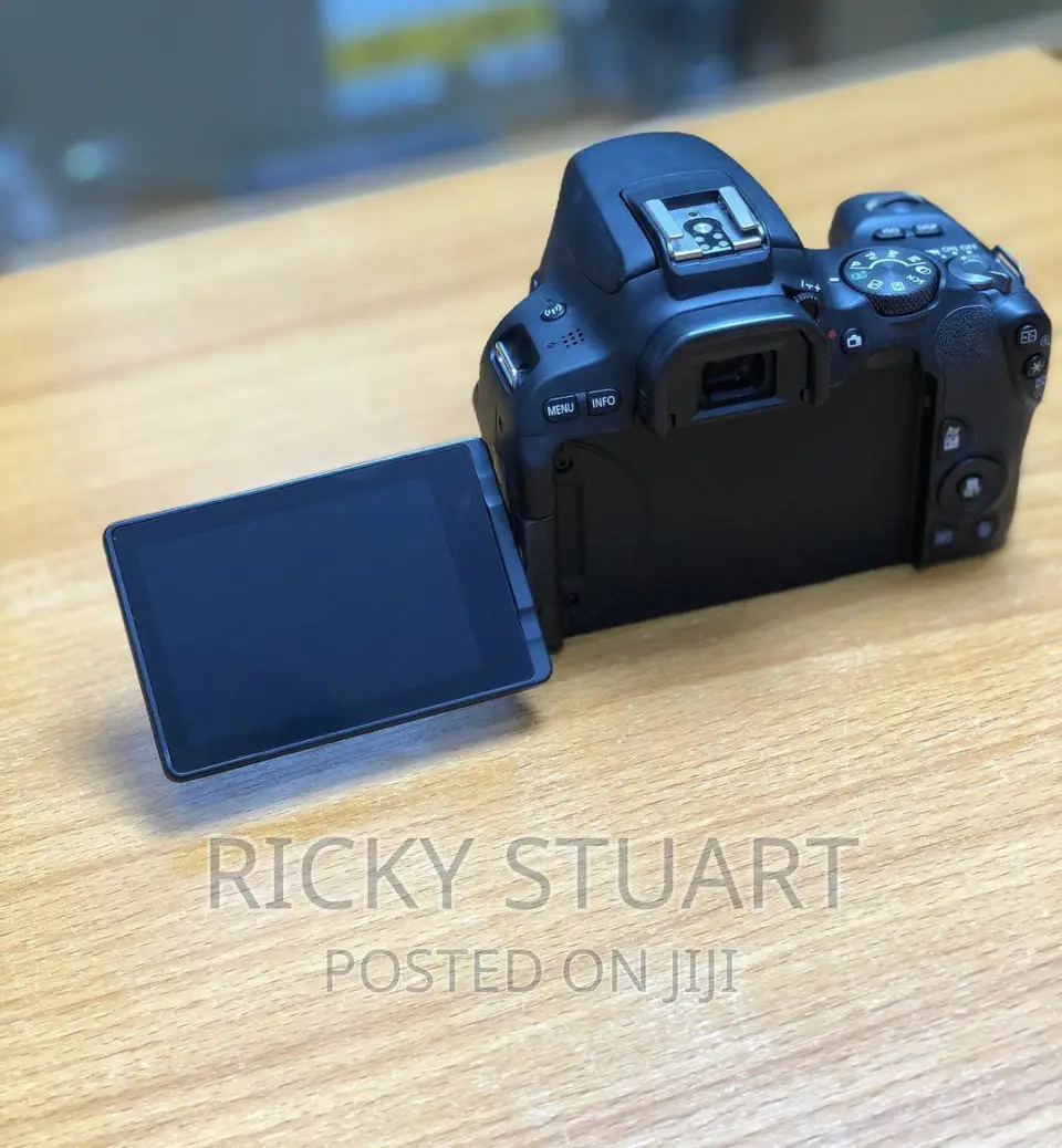 Canon EOS 200D 24.1MP WTH EF-S 18-55mm Lens