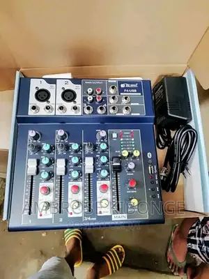 F-4 Live Mixer Built-in Digital Delay ECO Effect Processor.