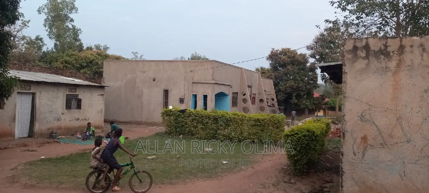 3bdrm Apartment in Private, Lira for sale