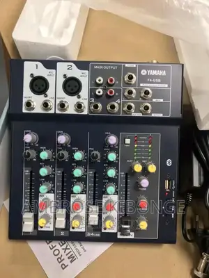 F-4 Live Mixer Built-in Digital Delay ECO Effect Processor.