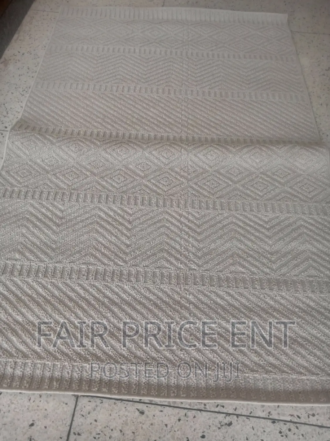 Original Ruger Centre Carpets.Large.2x3metres.( White)