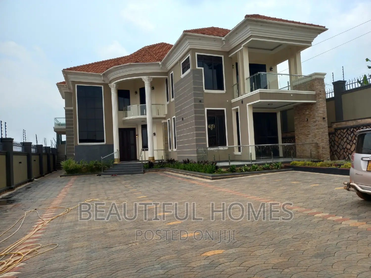 Furnished 6bdrm Duplex in Kira for sale