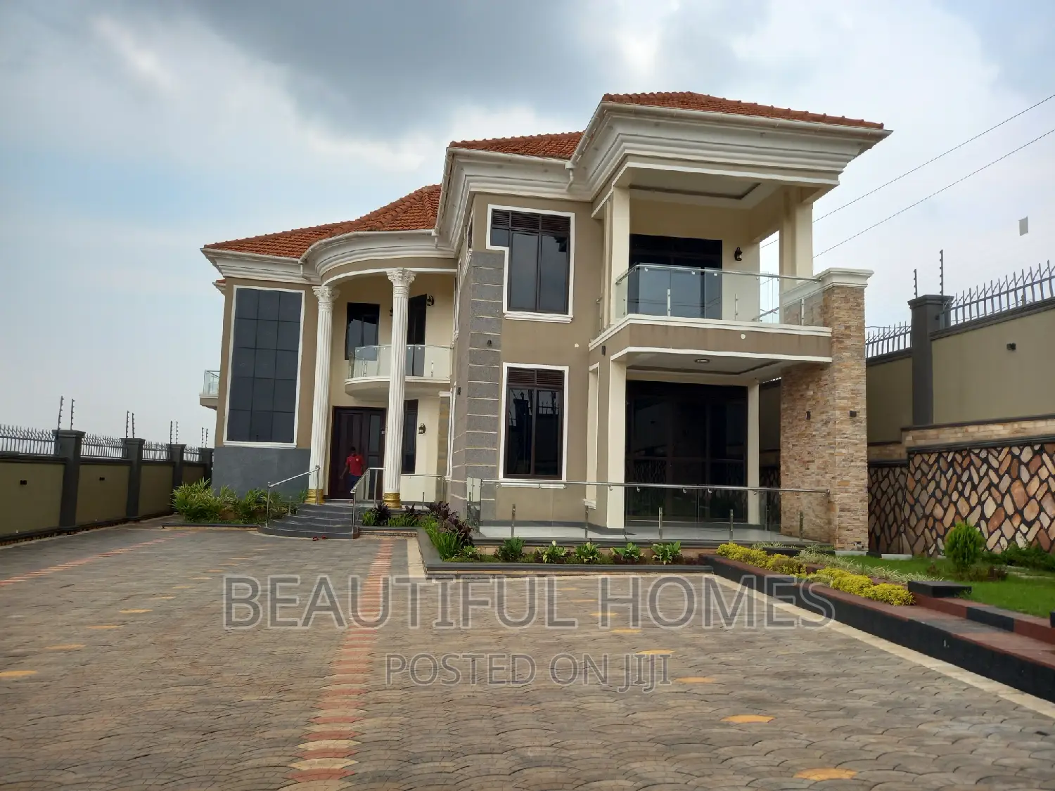 Furnished 6bdrm Duplex in Kira for sale