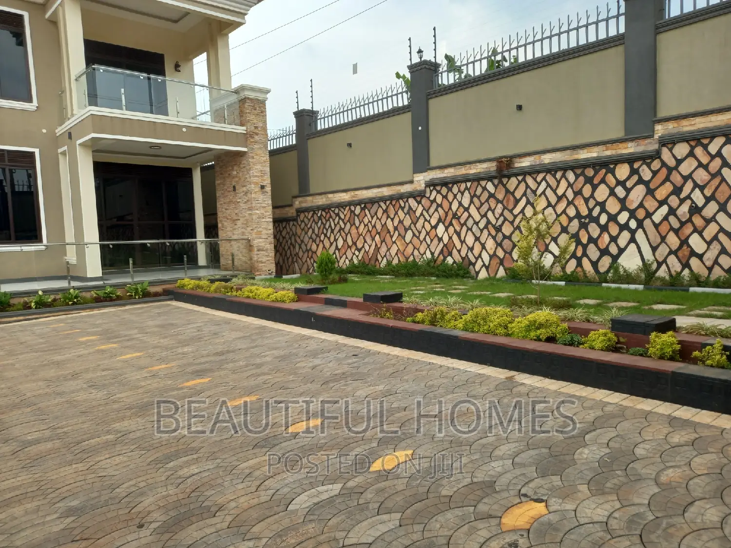 Furnished 6bdrm Duplex in Kira for sale