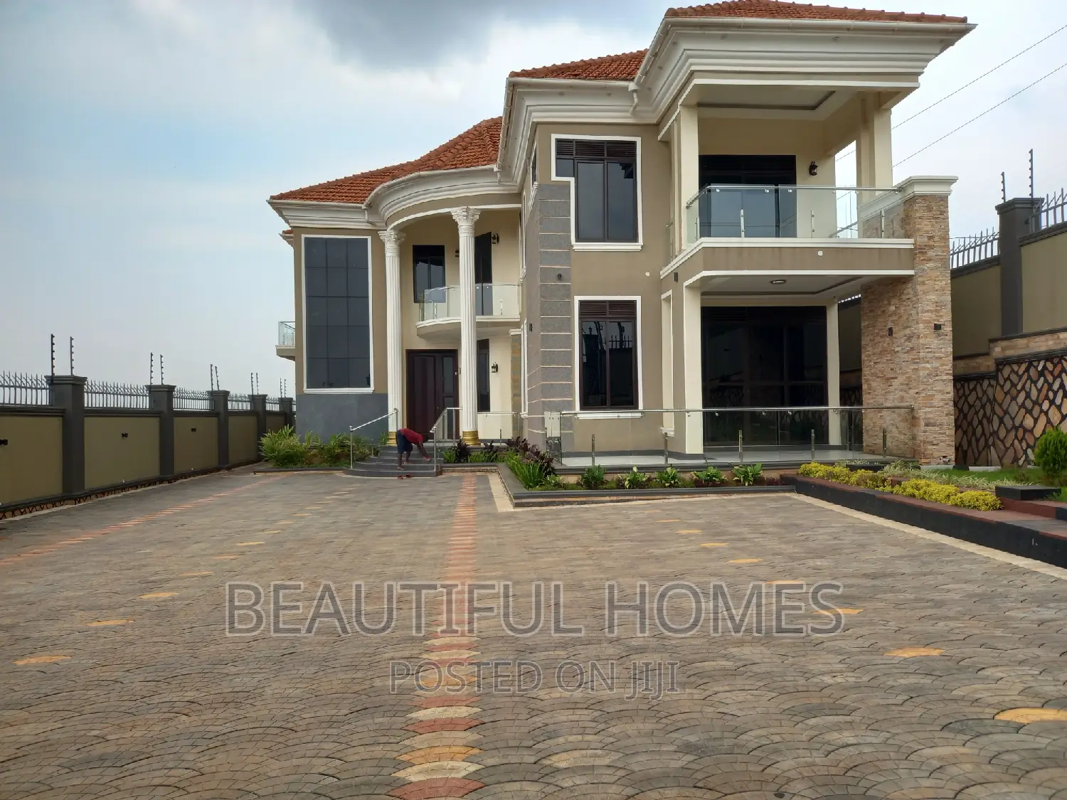 Furnished 6bdrm Duplex in Kira for sale