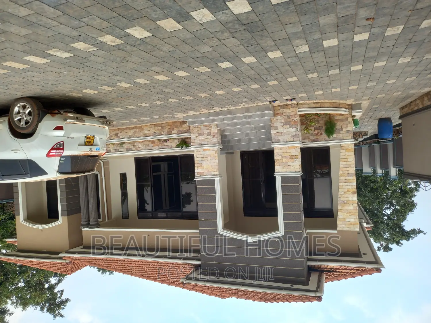 Furnished 5bdrm Mansion in Kira Tarmack for sale