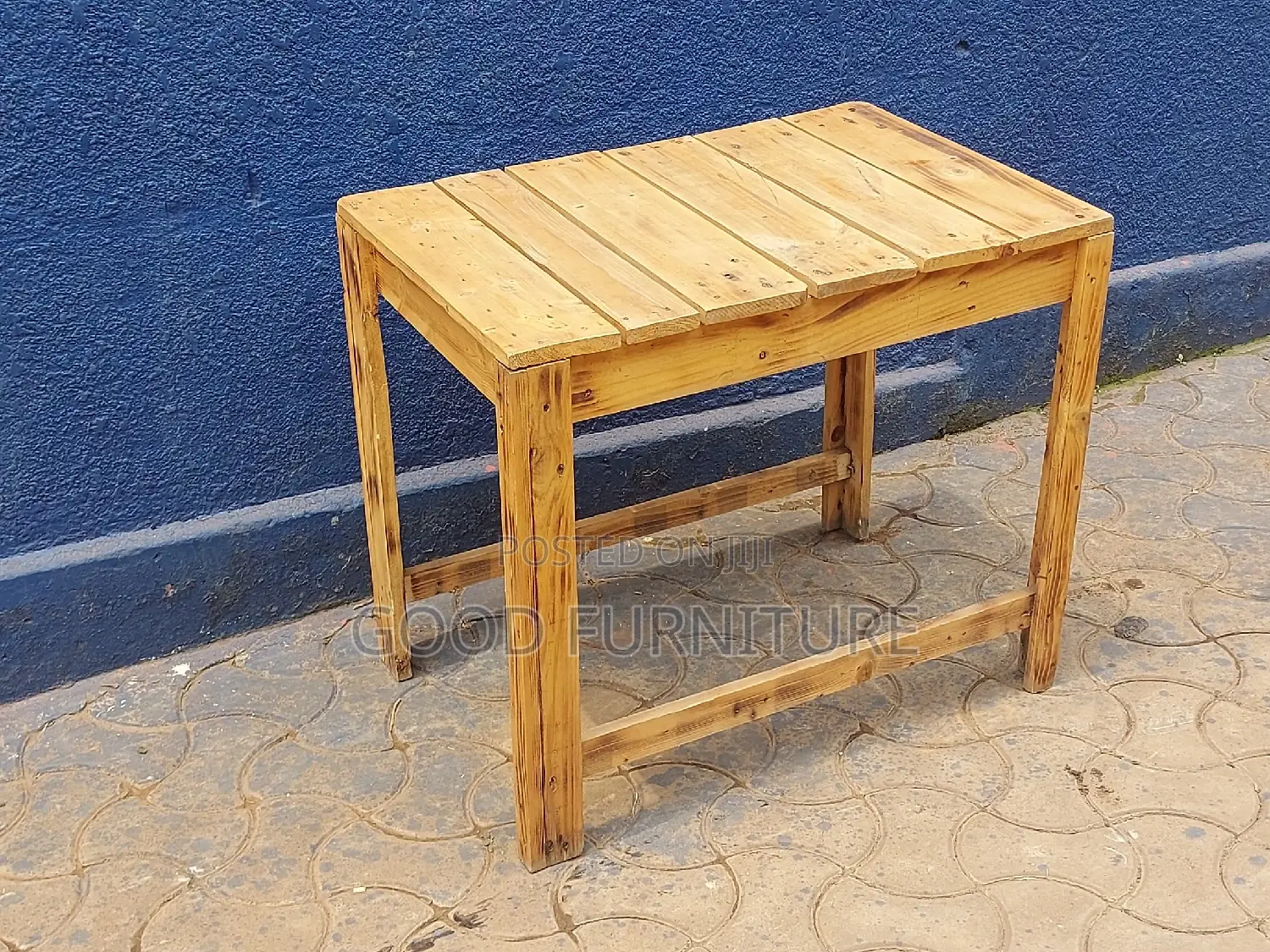 Lovely Pullet Table