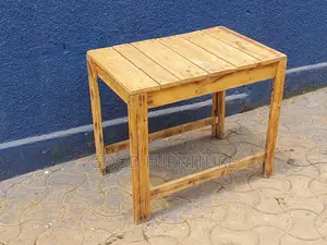 Lovely Pullet Table