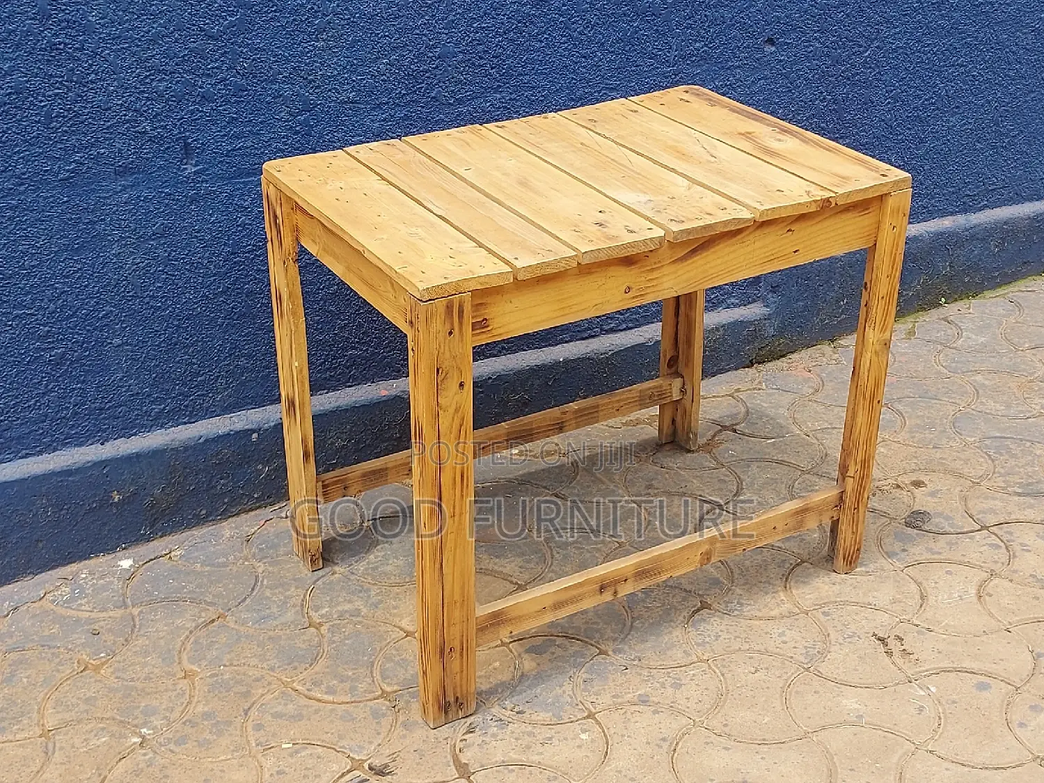 Lovely Pullet Table