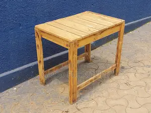 Lovely Pullet Table