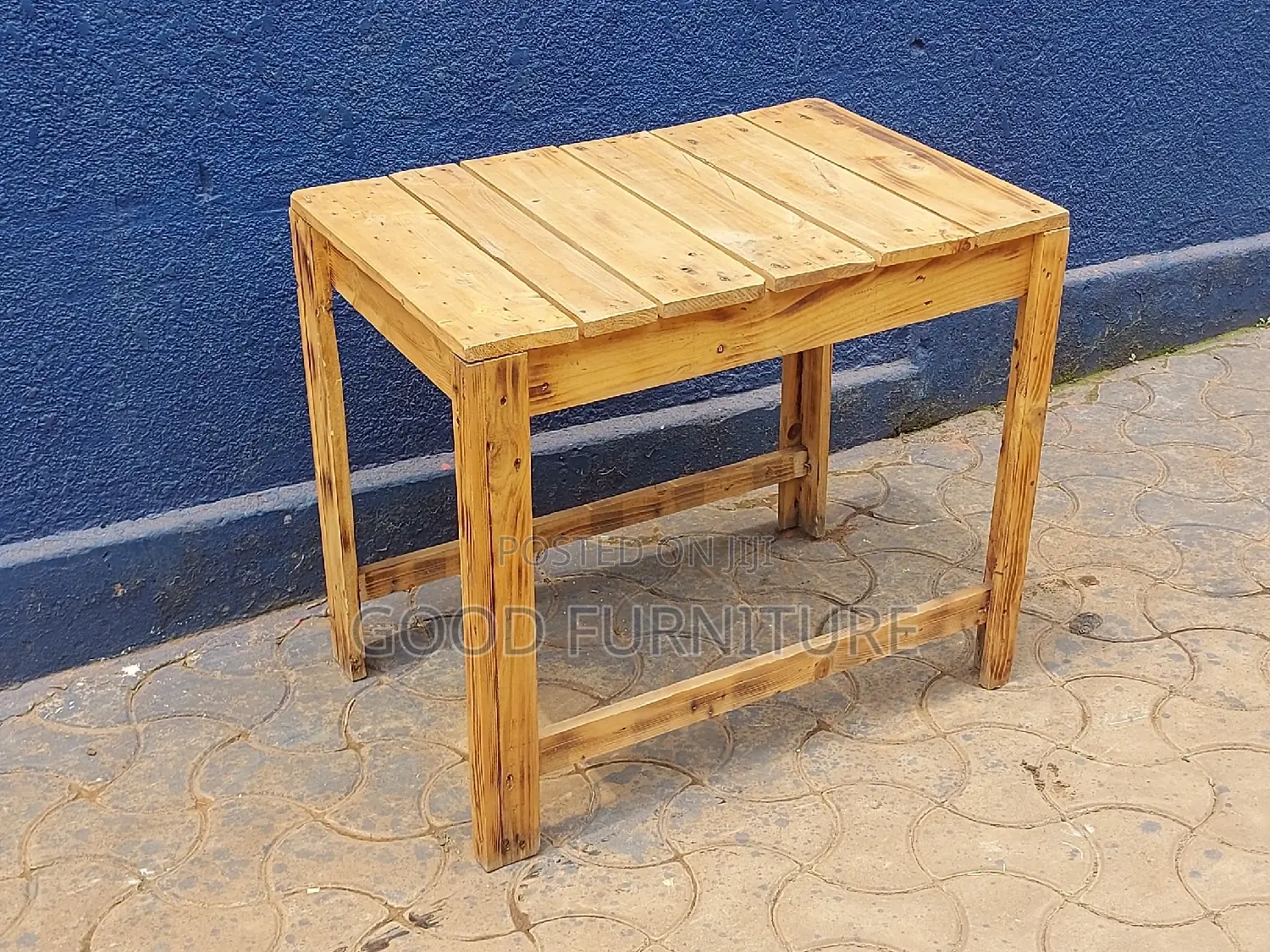 Lovely Pullet Table