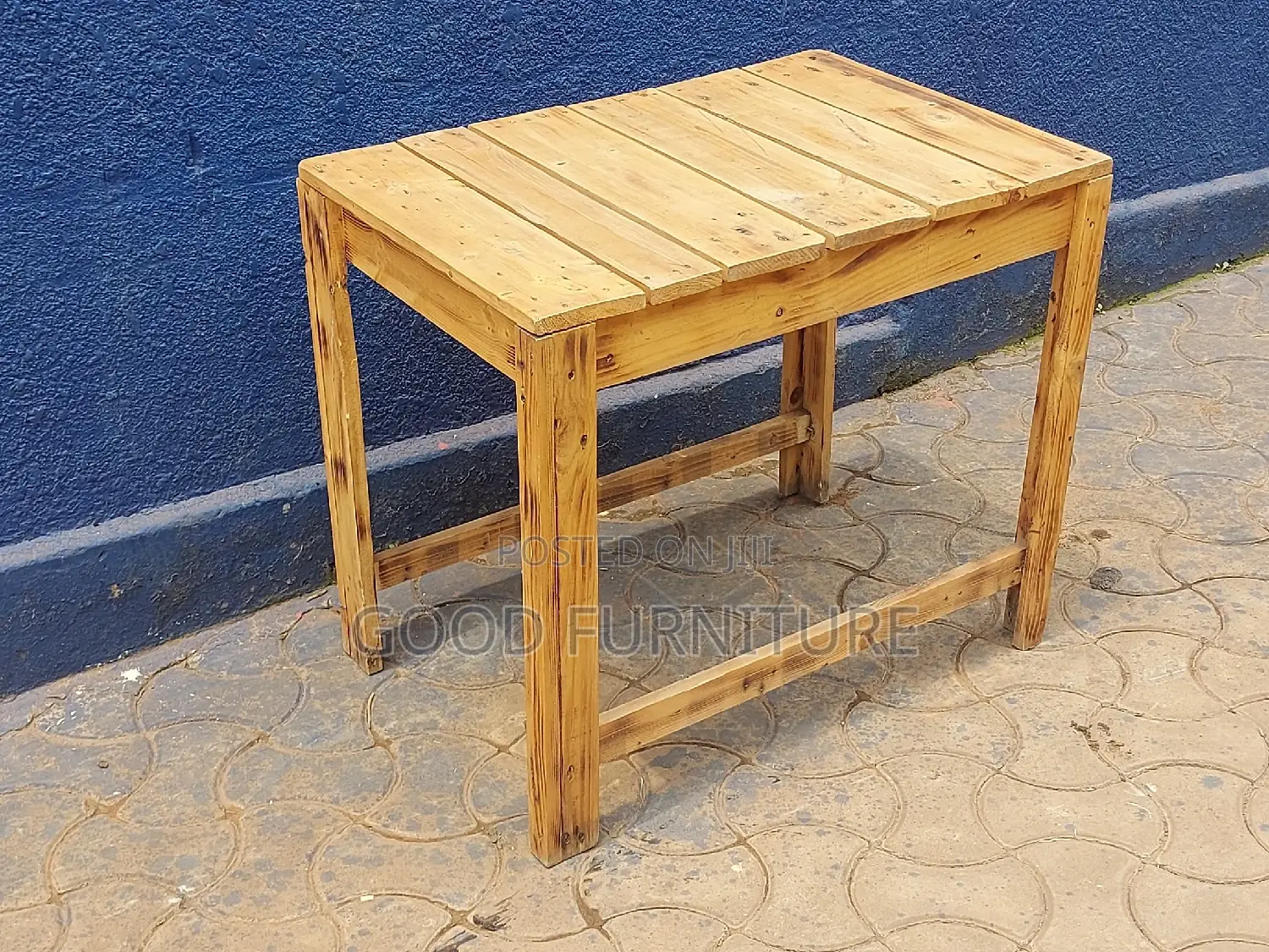 Lovely Pullet Table