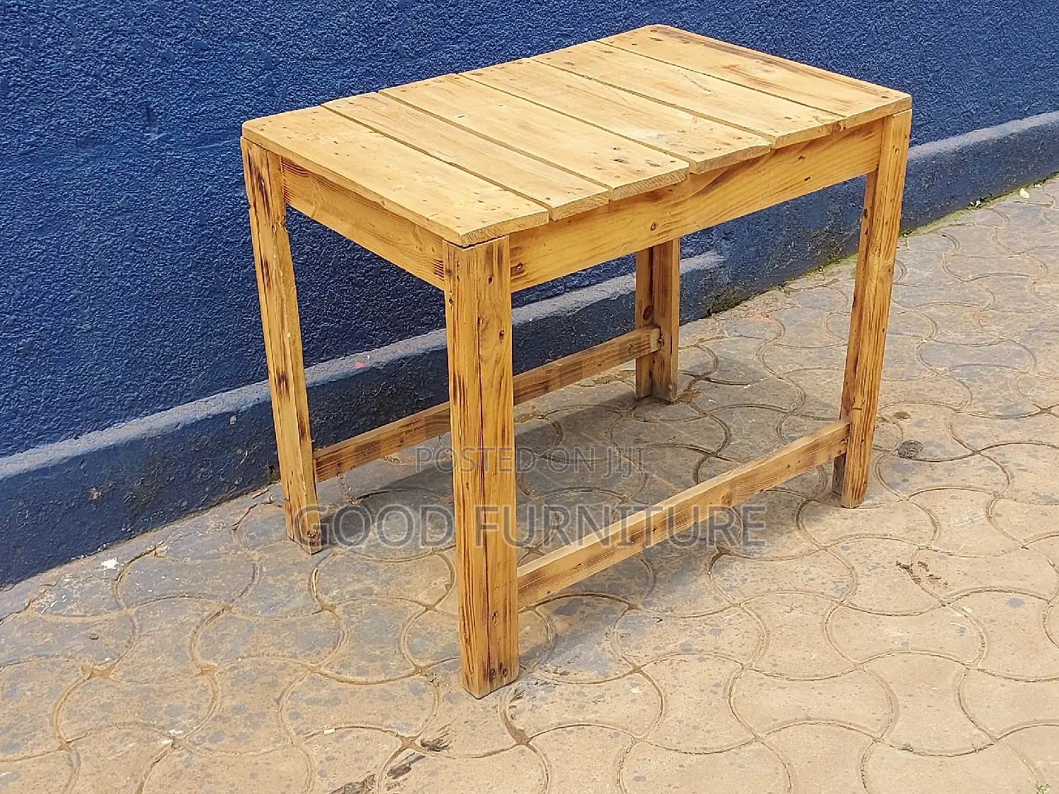 Lovely Pullet Table