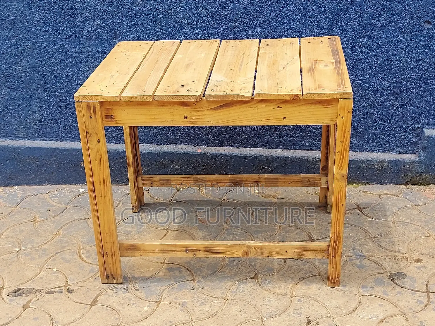 Lovely Pullet Table
