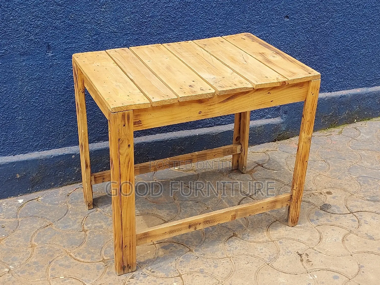 Lovely Pullet Table