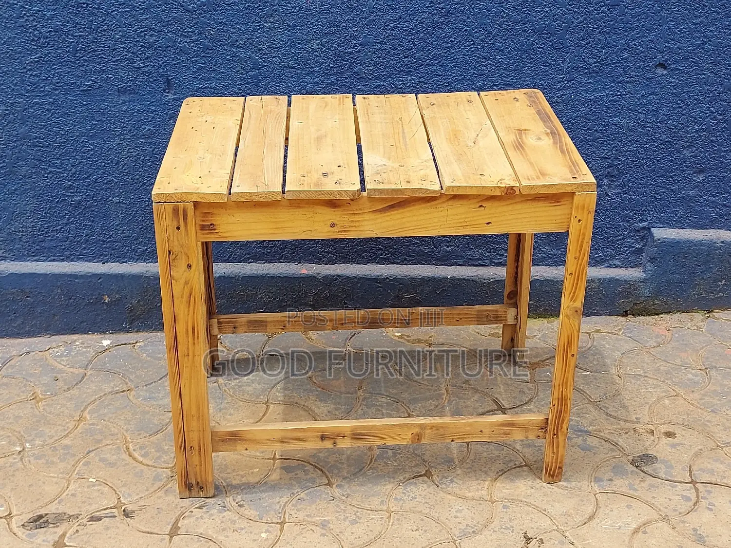 Lovely Pullet Table