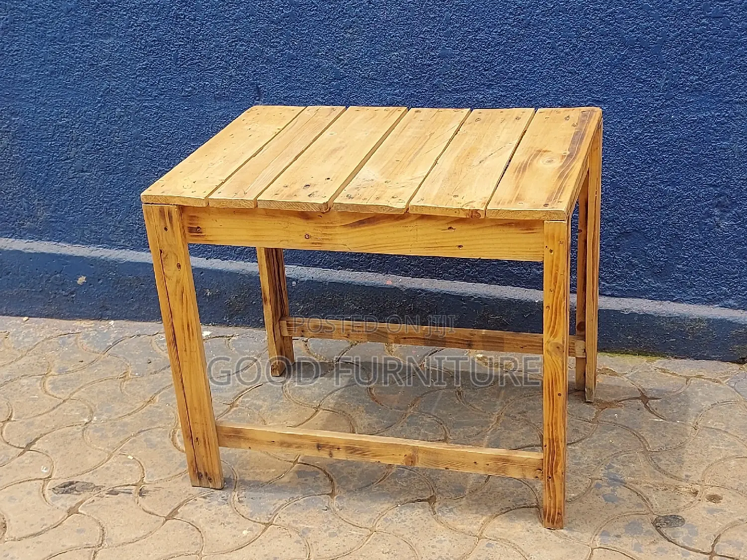 Lovely Pullet Table