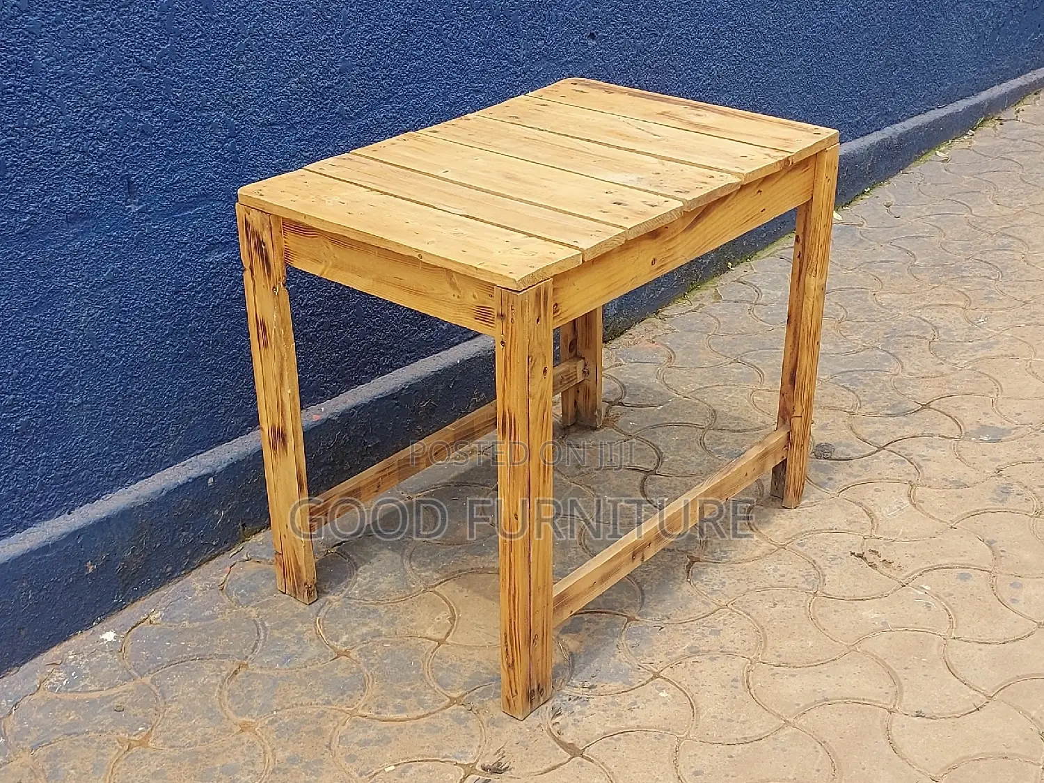 Lovely Pullet Table