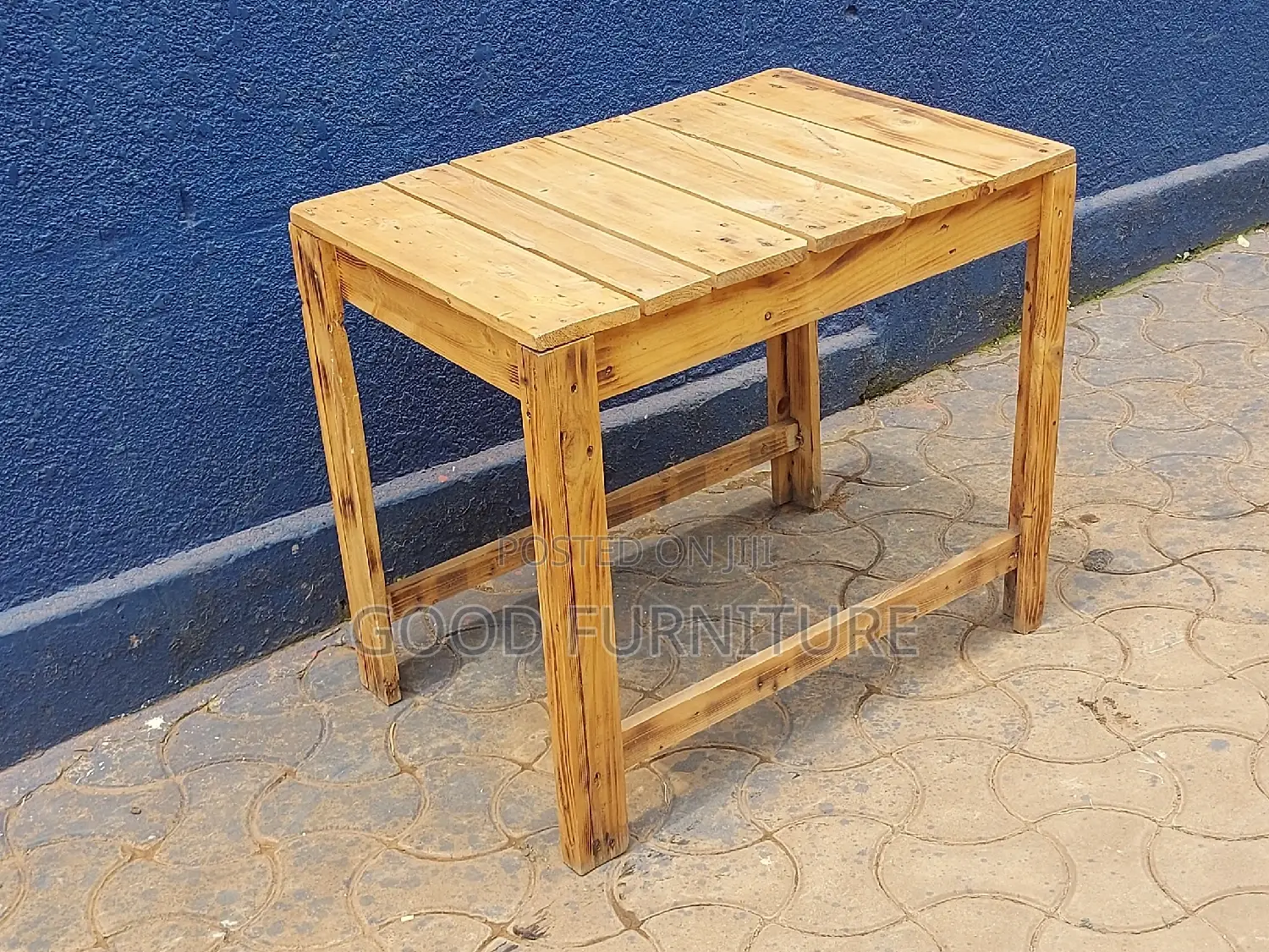 Lovely Pullet Table
