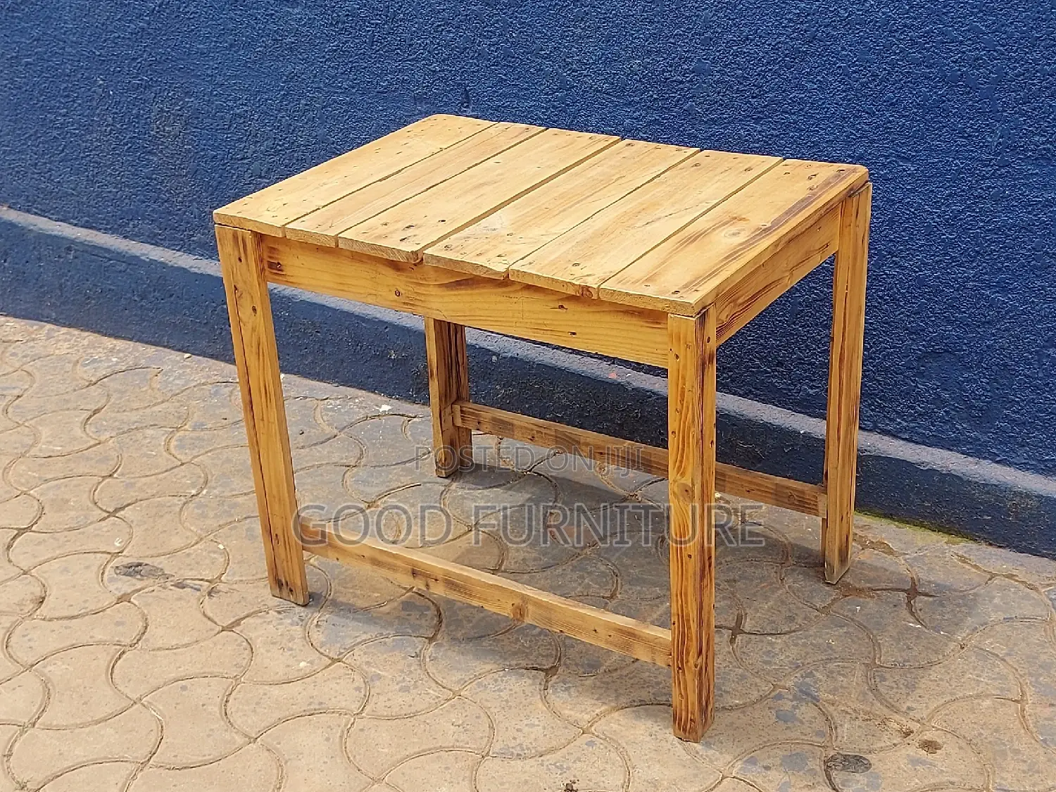 Lovely Pullet Table