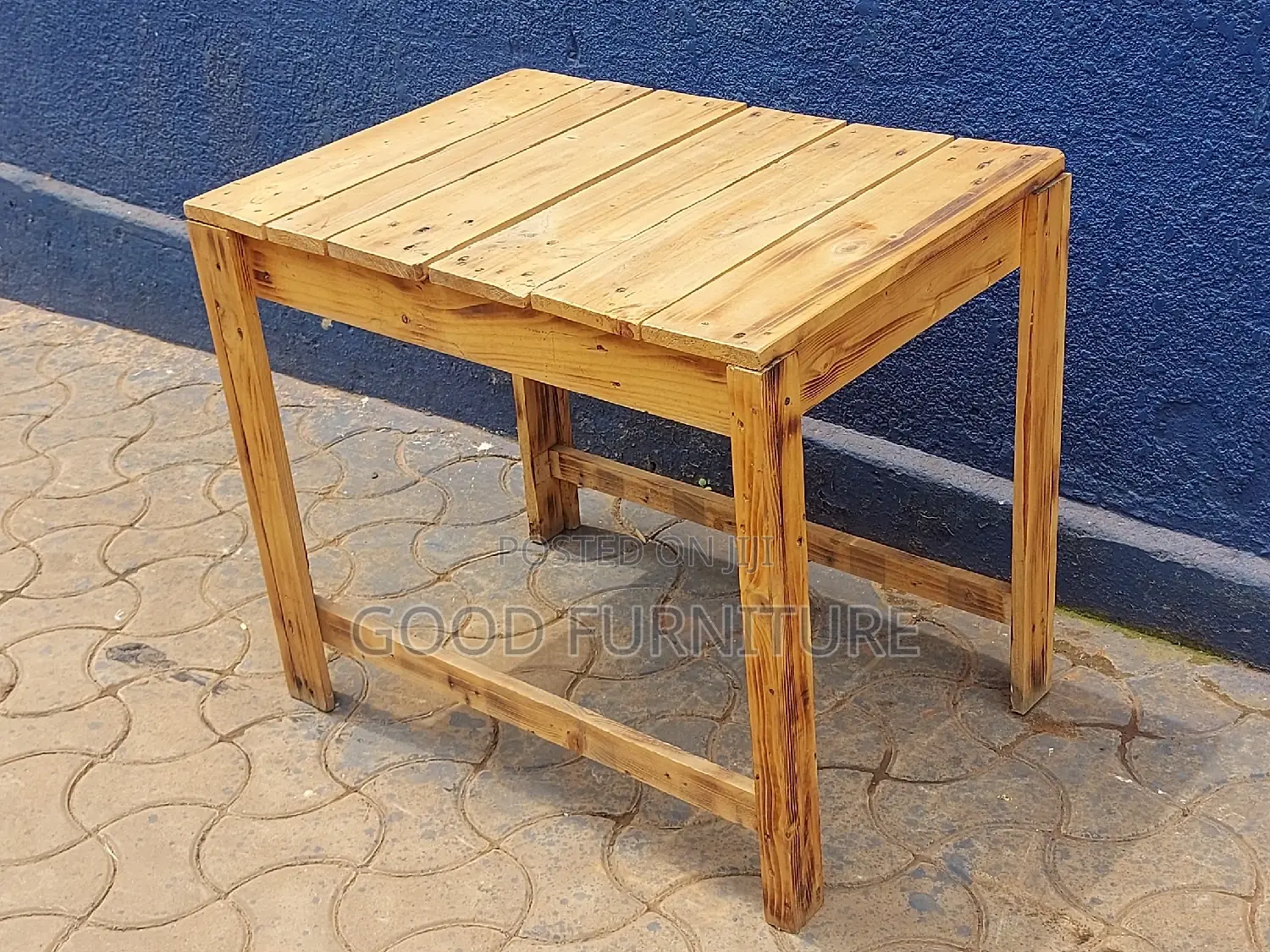 Lovely Pullet Table