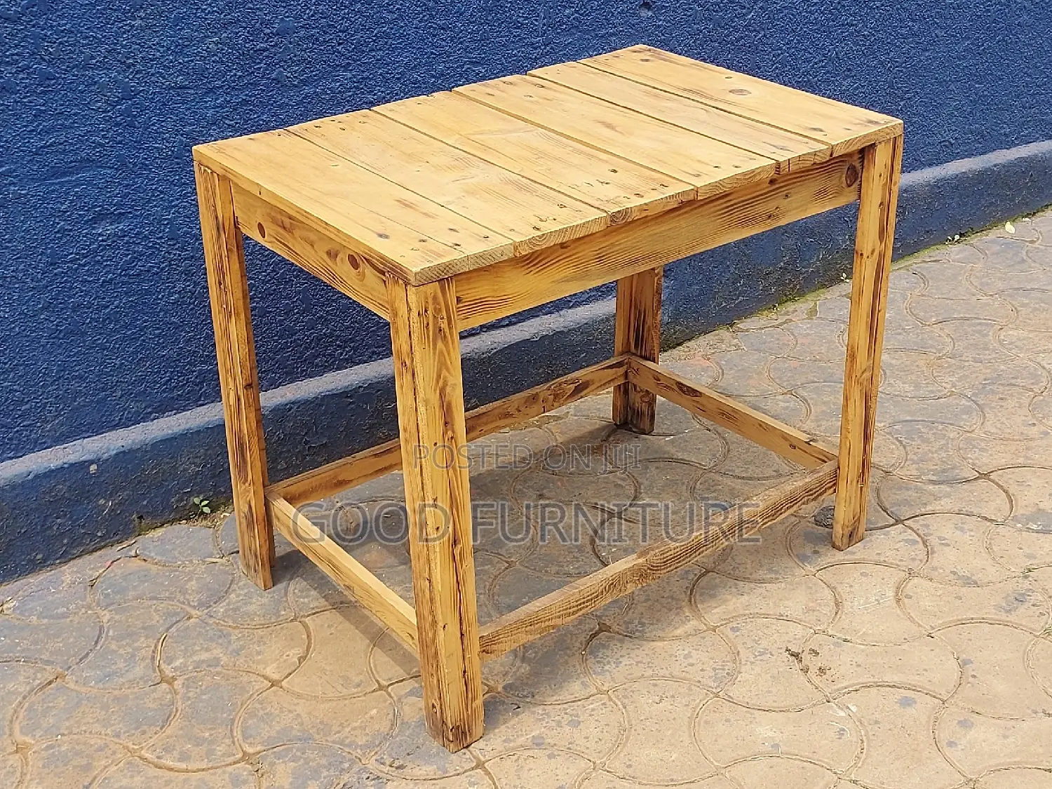 Adorable Pullet Table