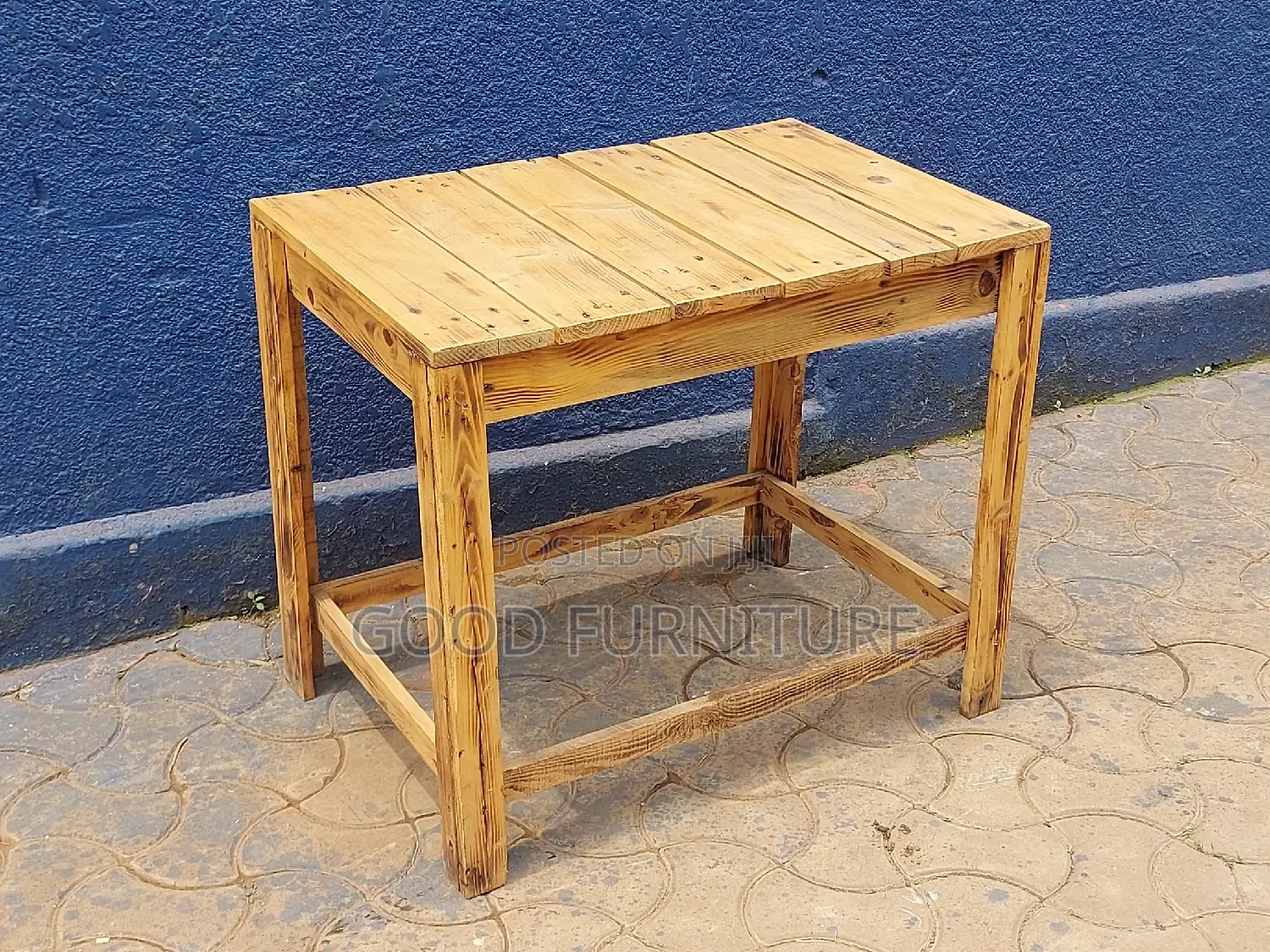 Adorable Pullet Table